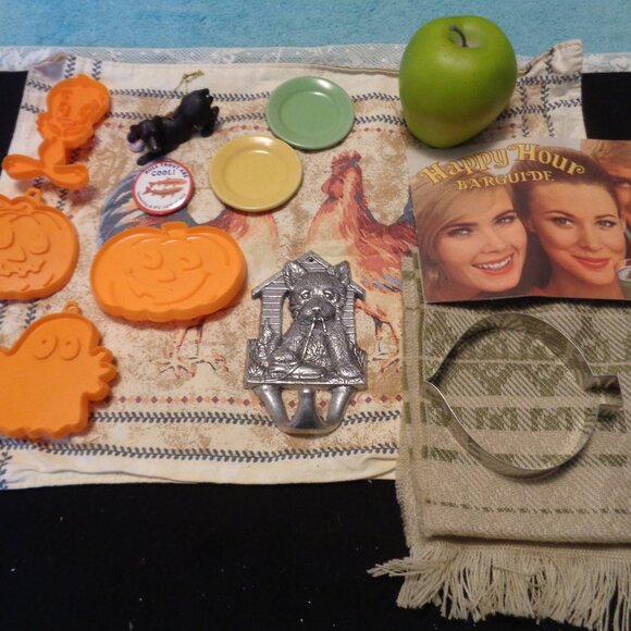 JUNK DRAWER VINTAGE FALL THEME SCARF COOKIE CUTTERS ORNAMENT DOLL PLATES… - Picture 1 of 8